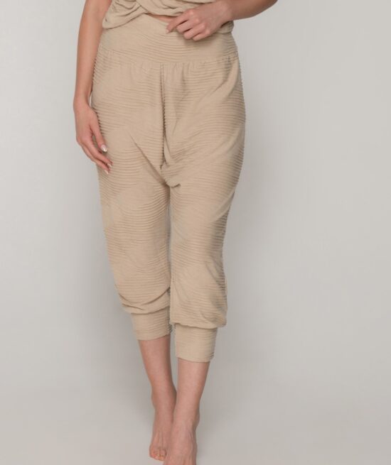 Charmed 8012 capri pants beige close cut