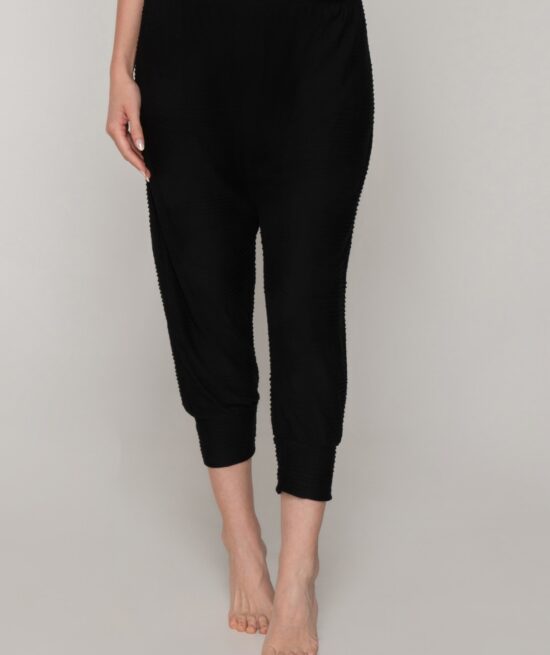 Charmed 8012 capri pants black close cut